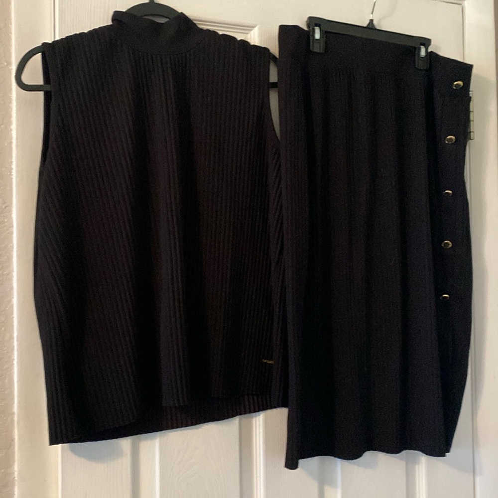 Marc New York . Tank turtle top with elastic waist skirt with side buttons